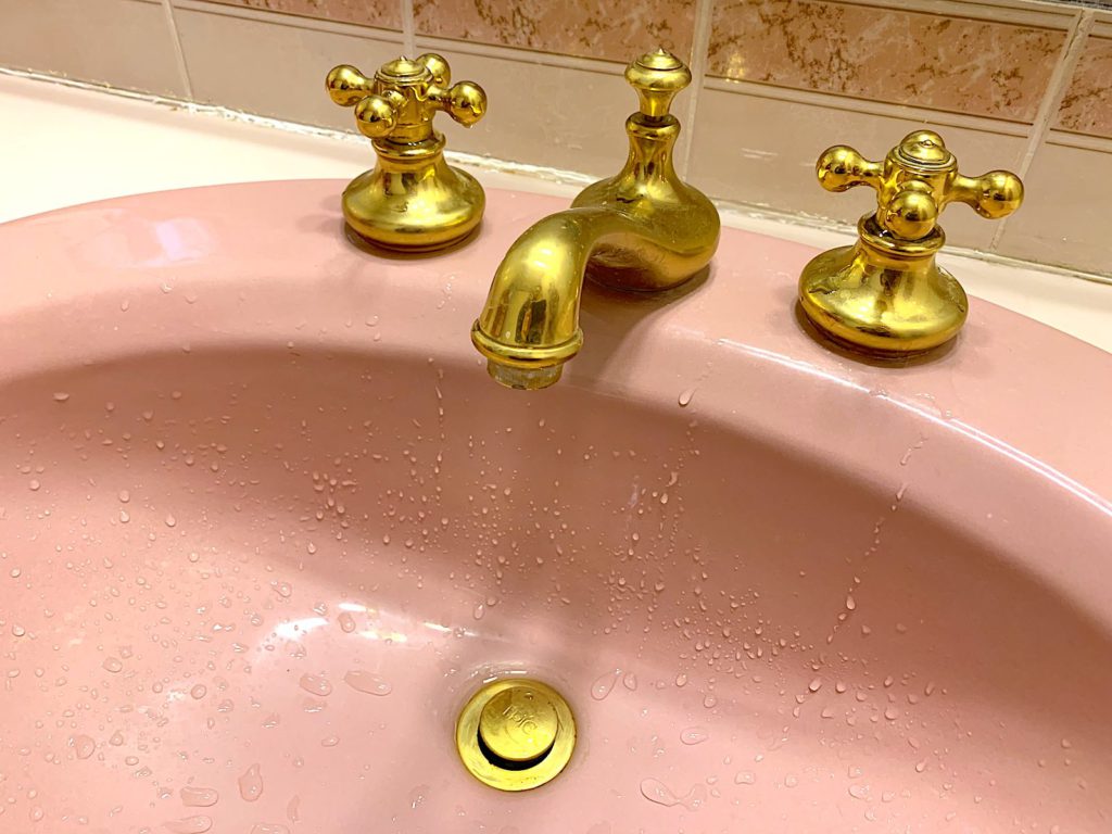 輸入水栓がついていた洗面水栓をデルタ水栓（DELTA faucet）に交換しました。