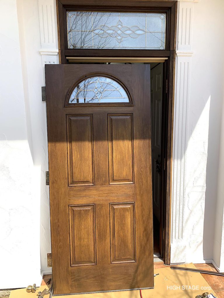 輸入住宅のメンテナンス・リフォームを行っています。シンプソン（simpson door）社の木製ドアからサーマトゥルー（therma tru）社のファイバーグラス製のドアに交換しました。木製ドアは経年や雨風に晒されることで劣化が起こりますが、ファイバーグラスドアは劣化が起こらずメンテナンスフリーな丈夫な素材です。
