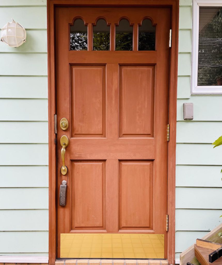 輸入木製ドアにキックプレートを取り付けました。木製ドア特有の劣化や腐食を防ぐのと同時にデザイン性がアップします。そのほか、輸入住宅のメンテナンス・リフォーム全般を行っています。