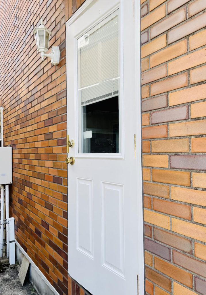 輸入勝手口ドアをサーマトゥルー（THERMA TRU）社のファイバーグラス製ブラインド付きドアに交換しました。輸入住宅のリフォーム・メンテナンス全般を行っています。
