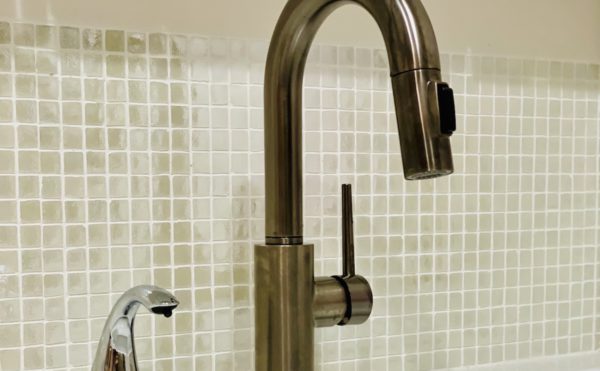 DELTA（デルタ）水栓の国内正規代理店としてDELTA水栓の販売を行っています。洗面台に設置したのはバーシンクやミニシンクに使われる背の低いタッチ機能つきのキッチン水栓です。洗面にもキッチン水栓は取り付けられますので参考にしてください。