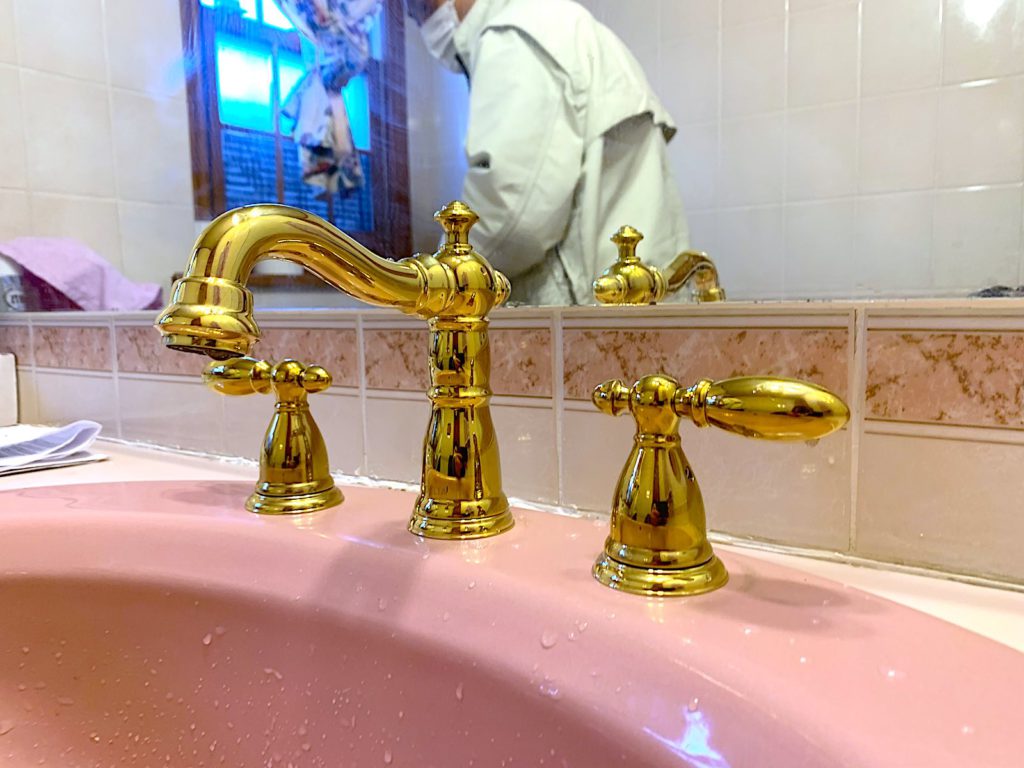 輸入水栓がついていた洗面水栓をデルタ水栓（DELTA faucet）に交換しました。