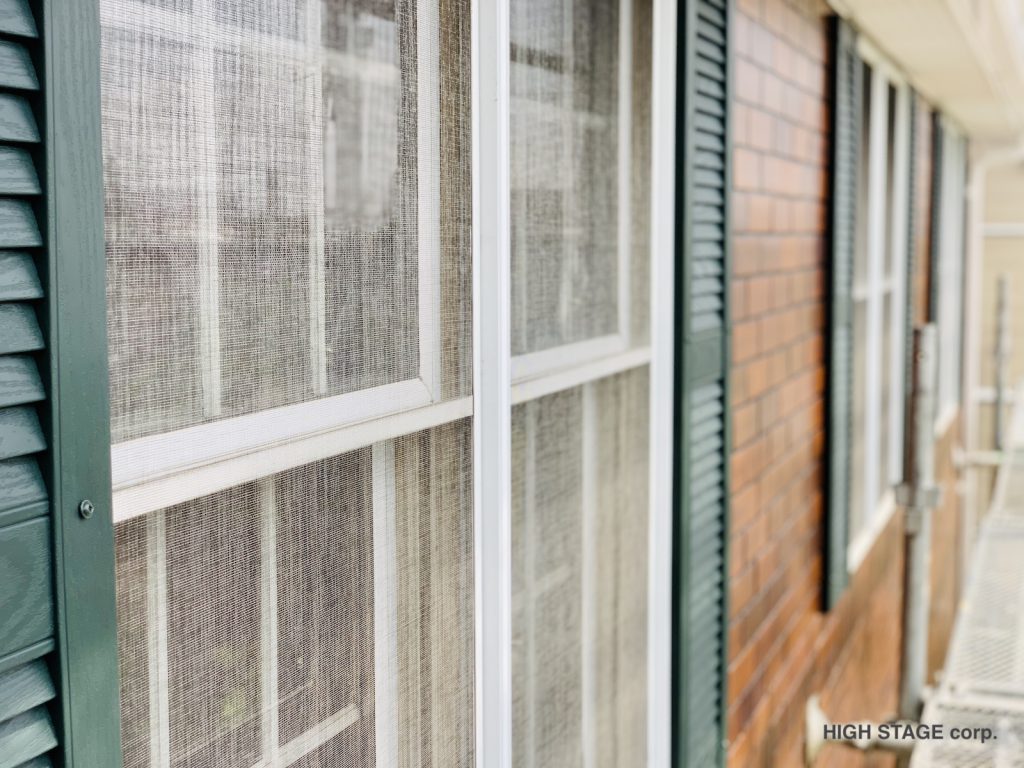 ミッドアメリカ社(MIDAMERICA)の樹脂製窓飾りルーバーシャッターを窓に取り付けました。お手軽に外観イメージを変えられます。輸入住宅のリフォーム・メンテナンス全般を行っています。