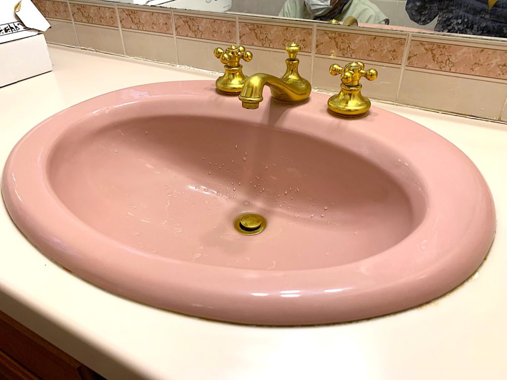 輸入水栓がついていた洗面水栓をデルタ水栓（DELTA faucet）に交換しました。