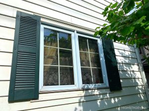 輸入住宅のメンテナンス・修理でミッドアメリカ（MidAmerica）の樹脂製窓飾りシャッターを取り付けます。