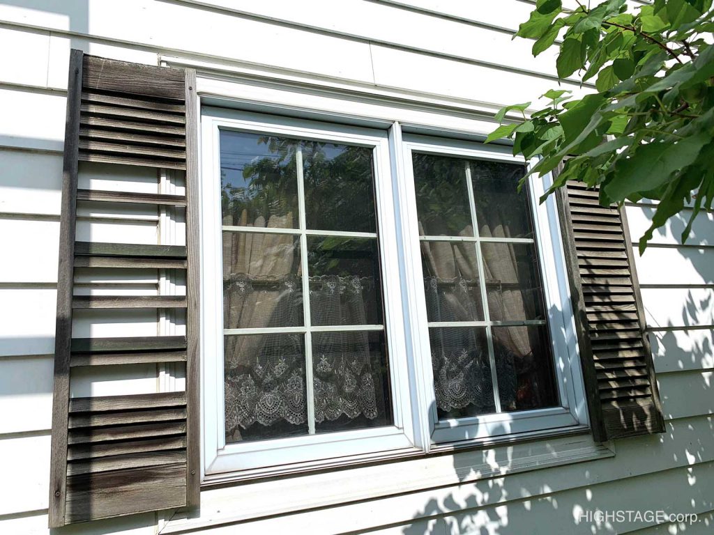 輸入住宅のメンテナンス・修理でミッドアメリカ（MidAmerica）の樹脂製窓飾りシャッターを取り付けます。